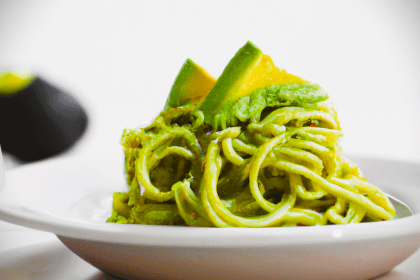 Espaguetis con pesto de aguacate